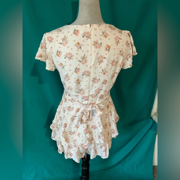 Altar'd State Women’s White Floral Ruffle Romper w/tiered design, size medium - Picture 2 of 3
